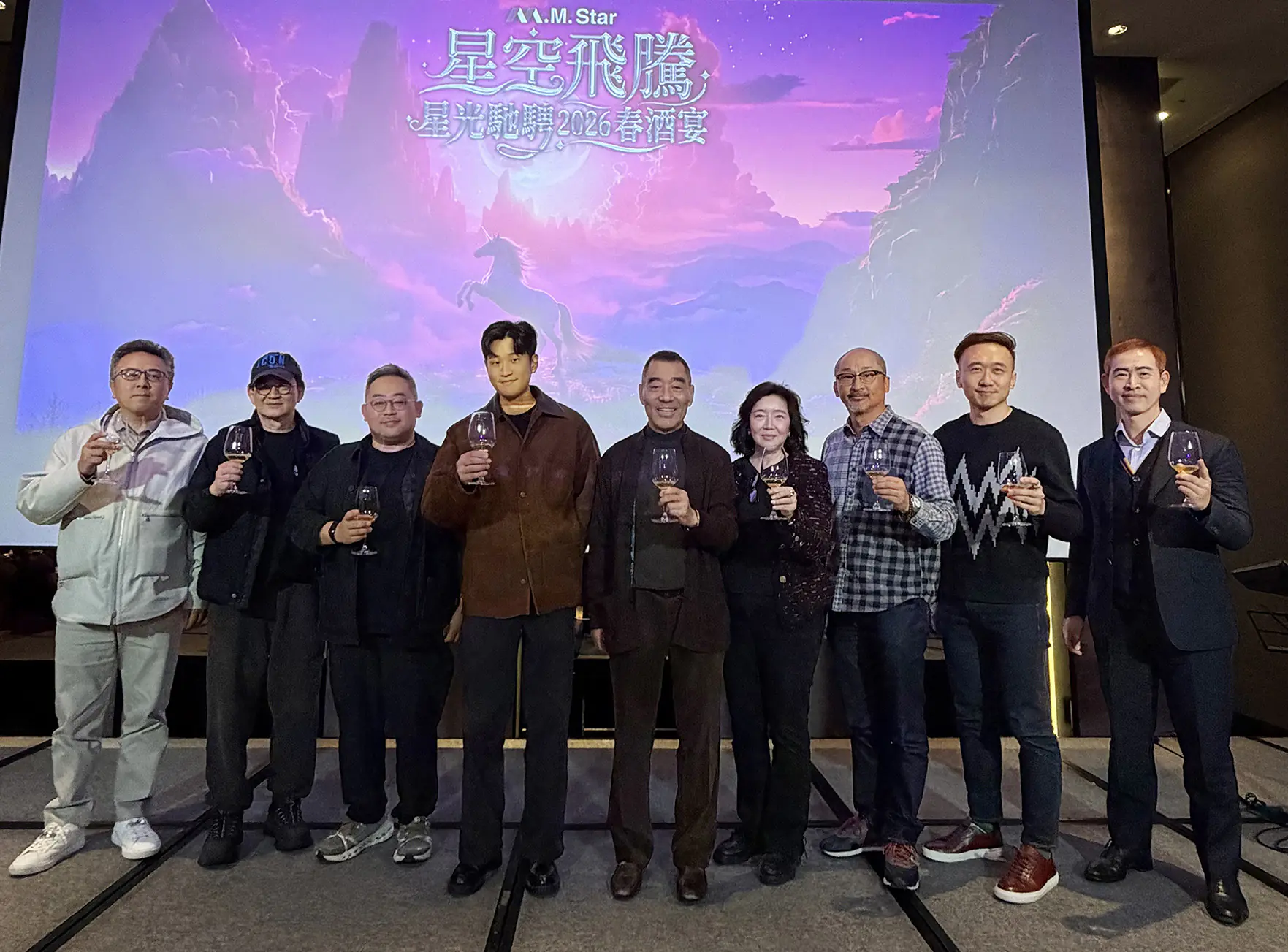 周興哲紅包雪片狂撒 猜拳拼獎金全場暴動 星空飛騰春酒嗨翻台北 周興哲紅包雪片狂撒 猜拳拼獎金全場暴動 星空飛騰春酒嗨翻台北