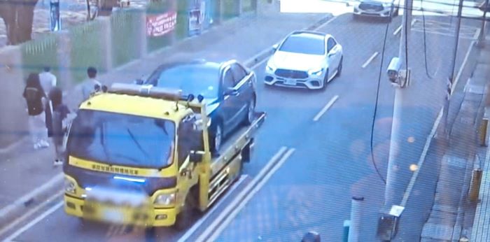 道路救援從4千變4萬 黑心業者費用暴增近10倍 35 《圖說》拖吊過程。〈新莊分局提供〉