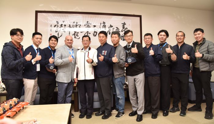 新北消國際救護研討會 美、泰專家分享EMS實務經驗 24 《圖說》新北消局長陳崇岳(中)與美國 Kevin Joles 科長(左四)、泰國 Sattha Riyapan 副教授(左三)合影。〈消防局提供〉