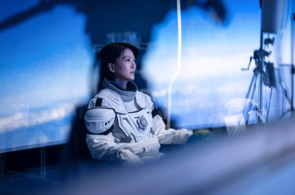 佳人奔月!蔡淳佳變身太空人 半年打造《兩個人間》 飛向月球寫愛情 6 螢幕擷取畫面 2026 03 25 174045