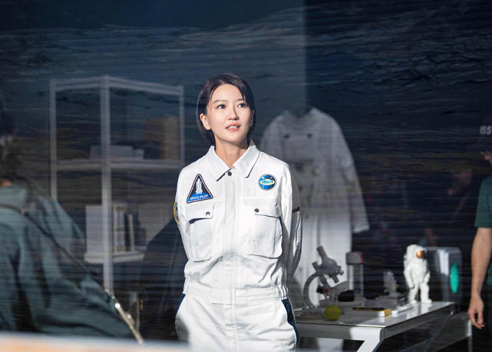 佳人奔月!蔡淳佳變身太空人 半年打造《兩個人間》 飛向月球寫愛情 5 螢幕擷取畫面 2026 03 25 174103