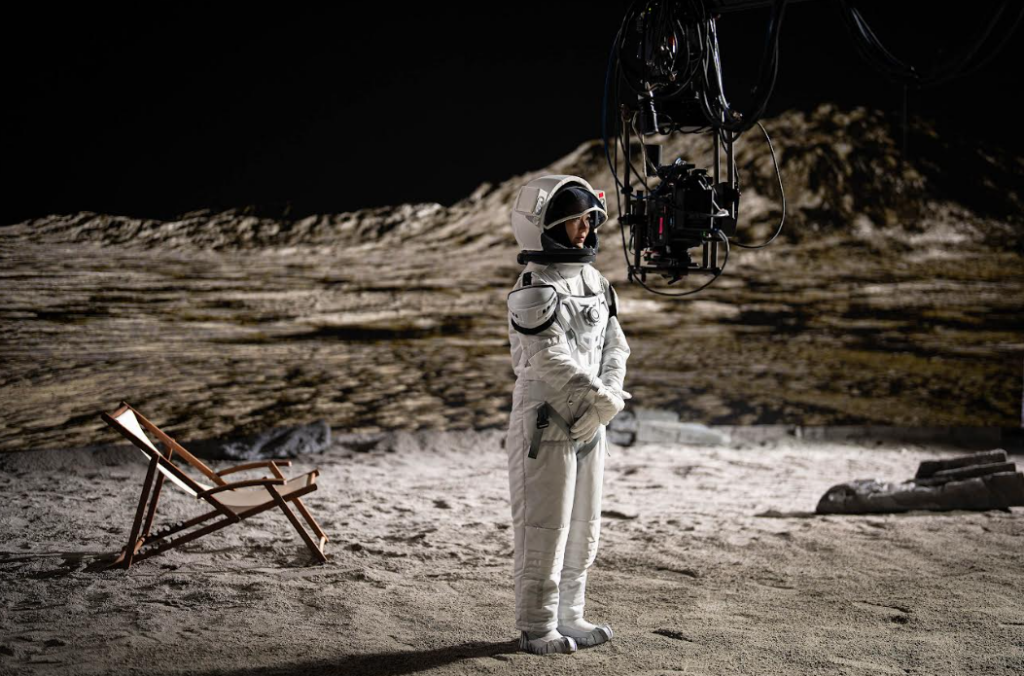 佳人奔月!蔡淳佳變身太空人 半年打造《兩個人間》 飛向月球寫愛情 4 螢幕擷取畫面 2026 03 25 174123