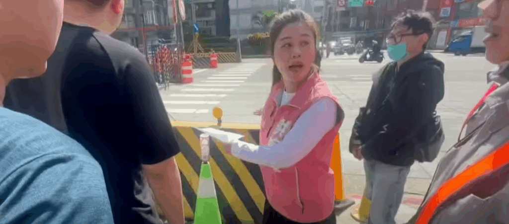 緊盯「交通安全」與「水岸景觀」 洪婉臻會勘萬大線工程與河濱設施 台北市議員洪婉臻會勘萬大路東園街口捷運施工交通改善工程。(圖/記者鄭元毓翻攝)