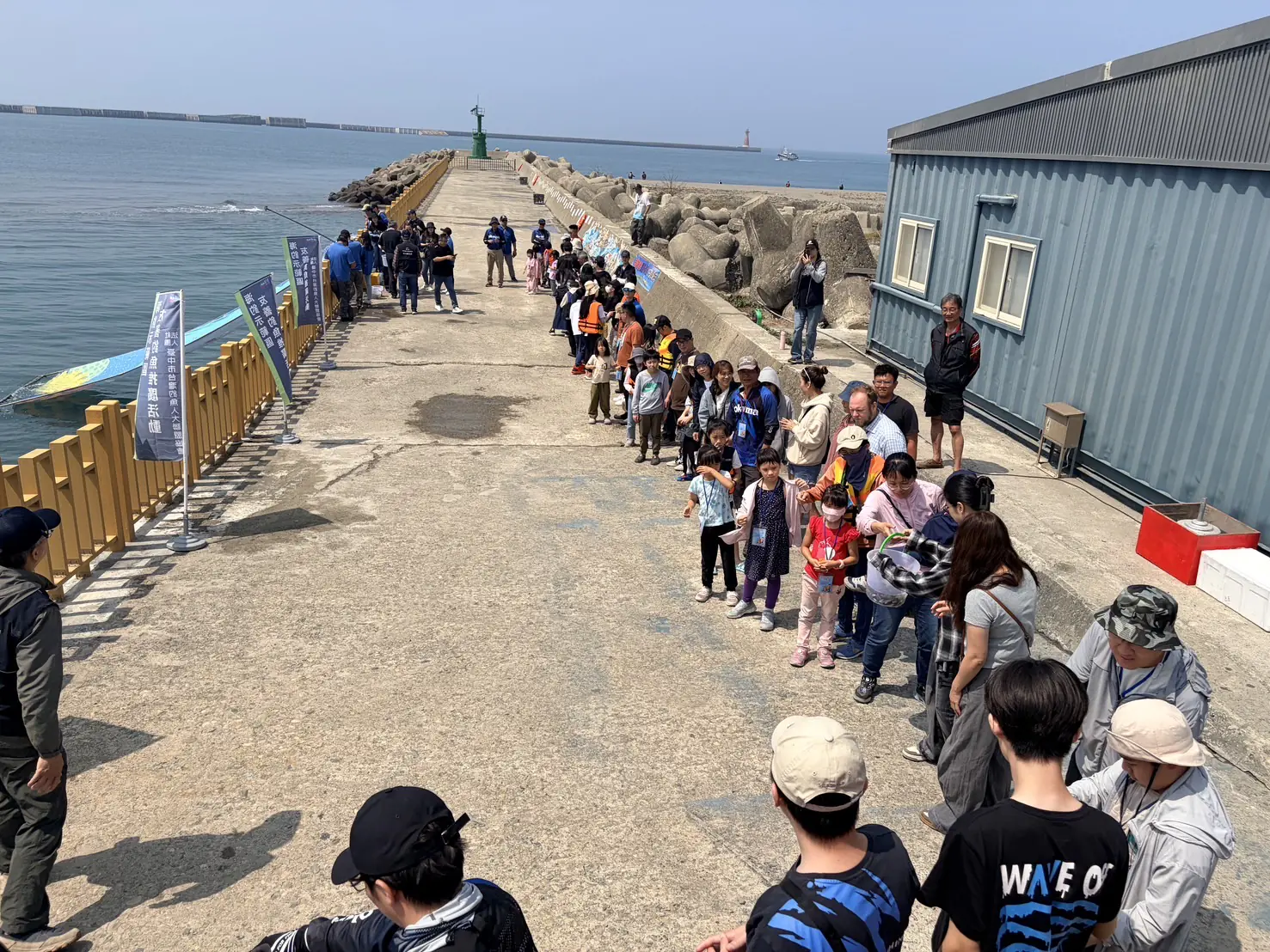 放流逾7萬尾魚苗、推廣友善垂釣 中市台中港北堤打造最生動海洋教育場域 放流逾7萬尾魚苗、推廣友善垂釣 中市台中港北堤打造最生動海洋教育場域