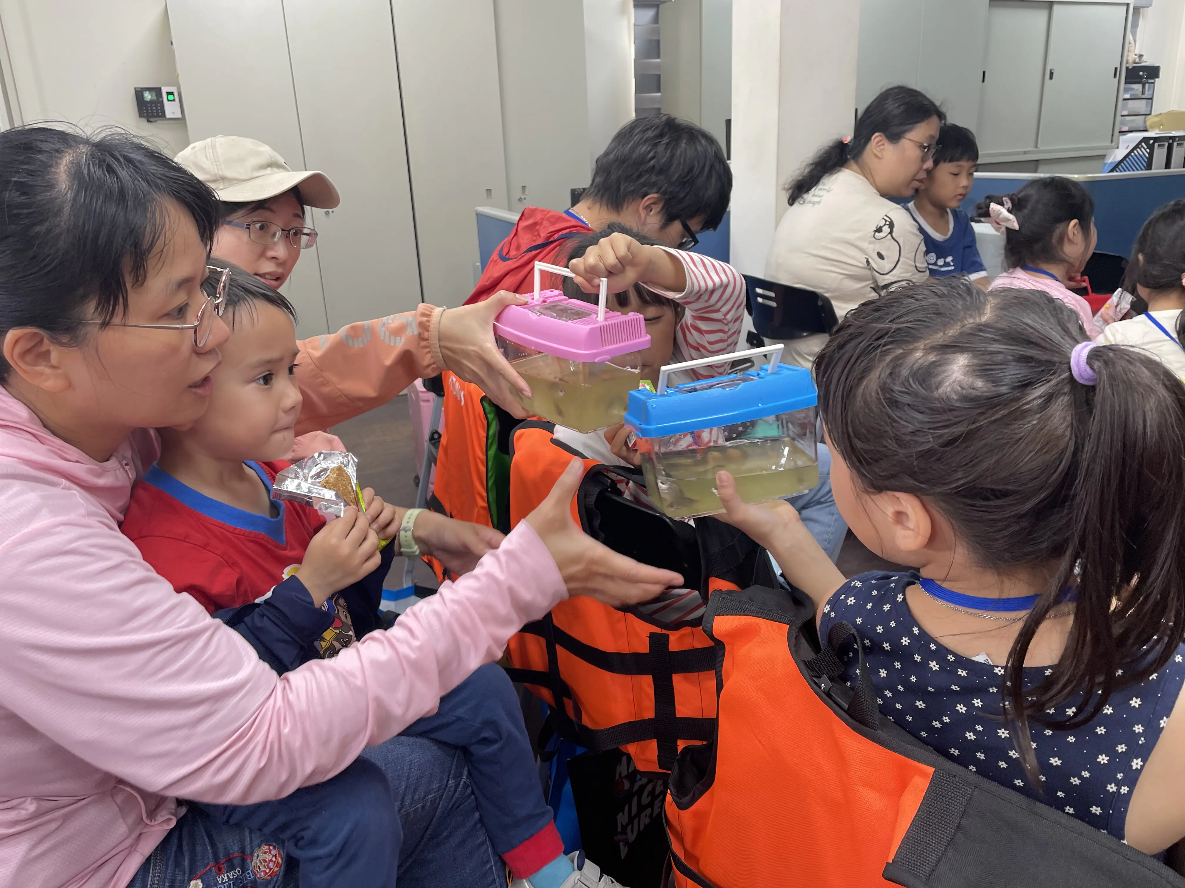 放流逾7萬尾魚苗、推廣友善垂釣 中市台中港北堤打造最生動海洋教育場域 放流逾7萬尾魚苗、推廣友善垂釣 中市台中港北堤打造最生動海洋教育場域