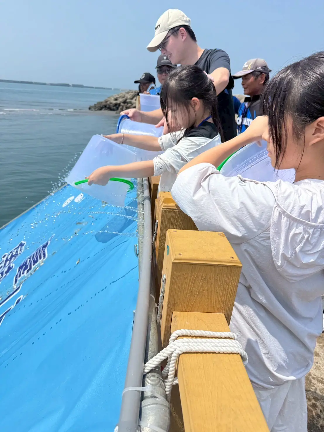 放流逾7萬尾魚苗、推廣友善垂釣 中市台中港北堤打造最生動海洋教育場域 放流逾7萬尾魚苗、推廣友善垂釣 中市台中港北堤打造最生動海洋教育場域