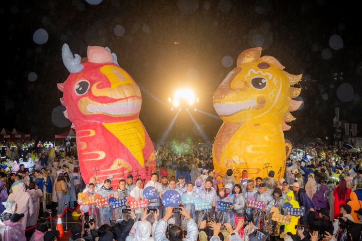 平溪天燈節龍馬齊飛 神獸主燈譜出最完美壓軸樂章 11 《圖說》 2026新北市平溪天燈節壓軸場今晚於十分廣場舉行,由市長侯友宜攜手貴賓共同施放神獸主燈 。〈觀旅局提供〉
