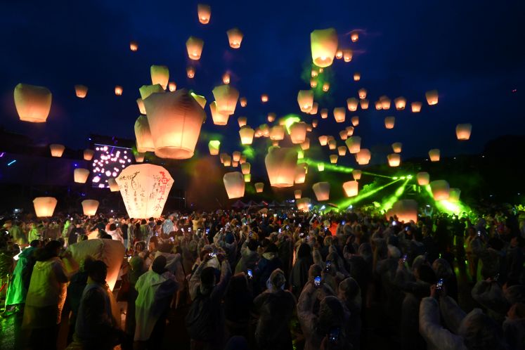 平溪天燈節龍馬齊飛 神獸主燈譜出最完美壓軸樂章 12 《圖說》 觀旅局與十分國小合作,試行施放以全紙材作為基座支架的「永續天燈」。〈觀旅局提供〉