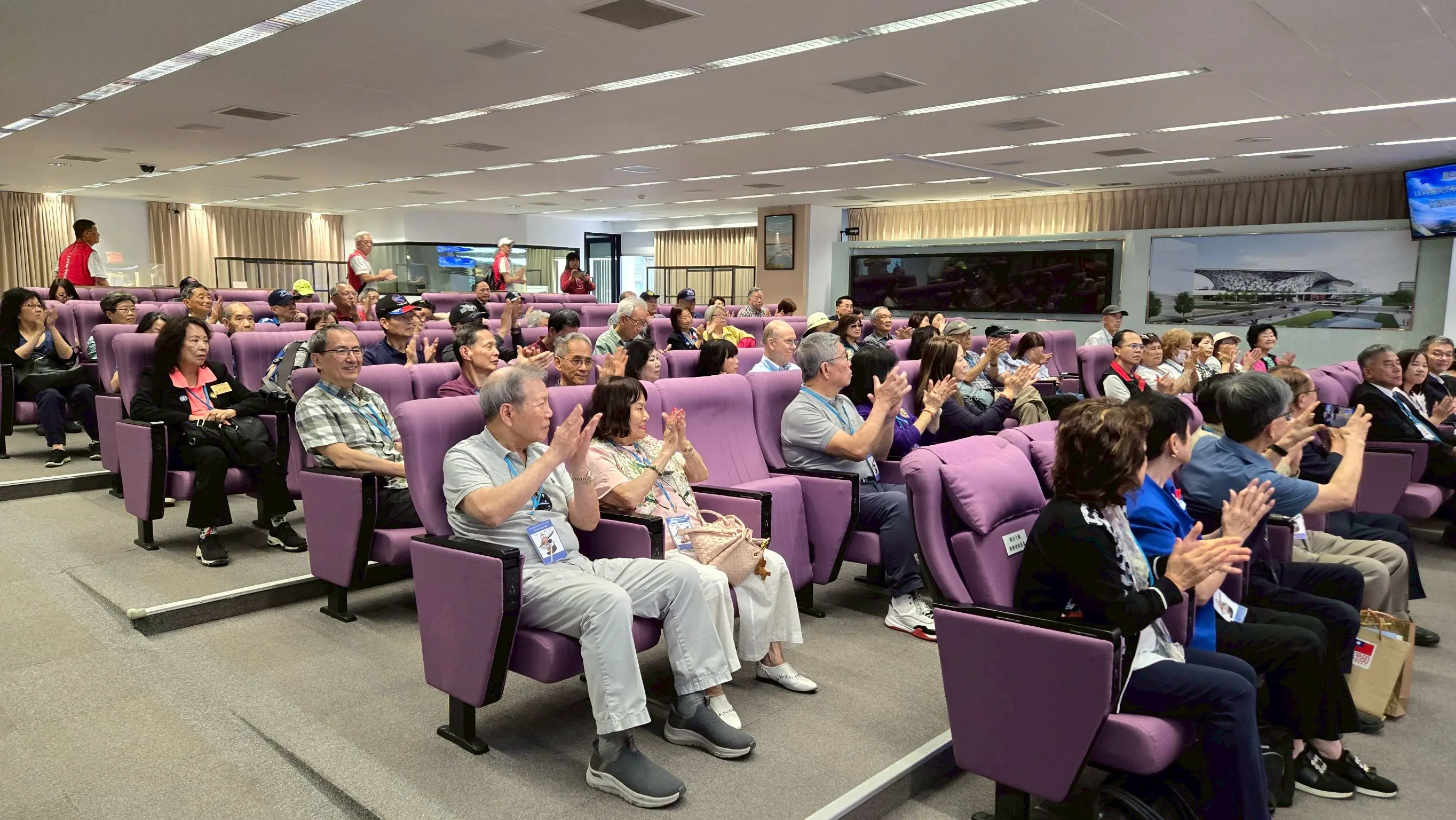 旅美空軍子弟參訪團蒞臨台中府 市府熱情接待促進友誼 旅美空軍子弟參訪團蒞臨台中府 市府熱情接待促進友誼