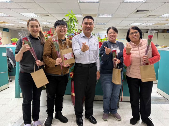 感謝女性同仁辛勞付出 新北警長婦女節獻上祝福 22 《圖說》警察局保安科科長林文隆代表致贈同仁婦女節禮品。〈警察局提供〉