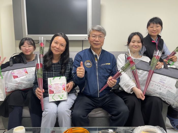 感謝女性同仁辛勞付出 新北警長婦女節獻上祝福 24 《圖說》警察局勤指中心主任黃錫英代表致贈同仁婦女節禮品。〈警察局提供〉