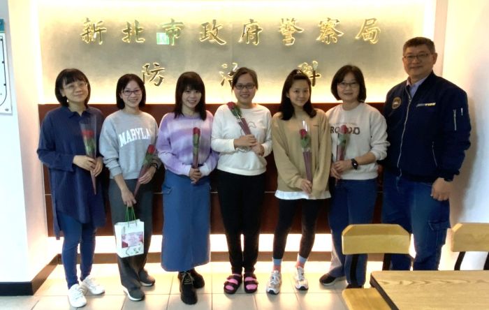 感謝女性同仁辛勞付出 新北警長婦女節獻上祝福 23 《圖說》警察局防治科長吳振興代表致贈同仁婦女節禮品。〈警察局提供〉