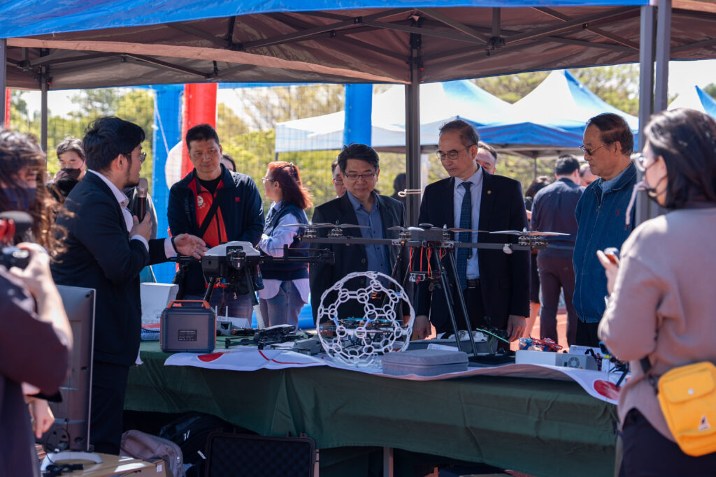 培育新世代飛手 嶺東科大無人機基地啟動 17 貴賓參觀靜態展示區多款最新無人機設備