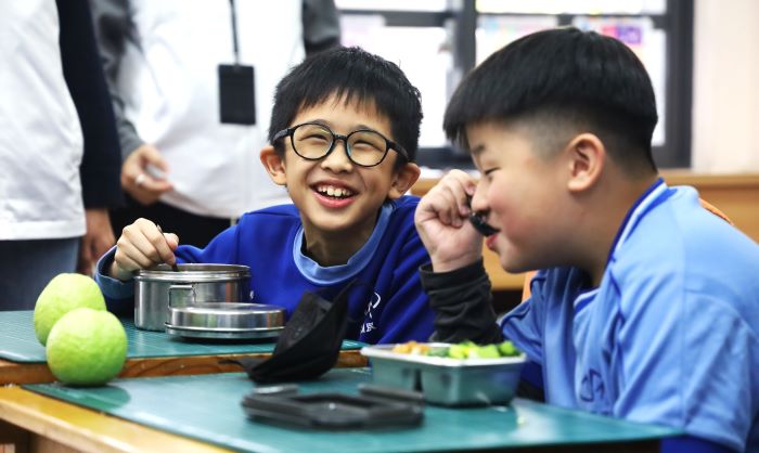 推動美熱地計畫 新北6年投入7.5億提升校園供餐環境 45 《圖說》校園午餐是學生每日重要營養來源,也是守護健康的重要基礎。〈教育局提供〉