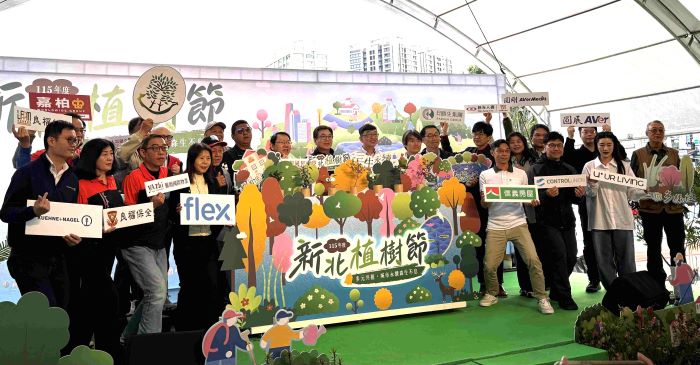 百萬人種百萬樹 新北產官學深化環境教育 18 《圖說》新北市長期推動植樹行動,副市長劉和然今日至板橋區大觀國小與15家企業代表一起種下9種原生種樹苗,讓永續新希望向下發根。〈農業局提供〉