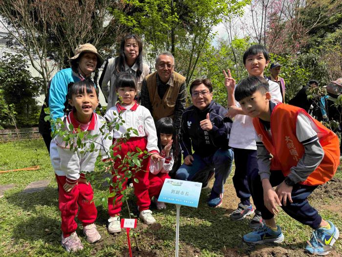 百萬人種百萬樹 新北產官學深化環境教育 19 《圖說》副市長劉和然與板橋區大觀國小學生一同種下原生樹種-豆梨,打造具高低層次生態環境的「生態灌叢」。〈農業局提供〉