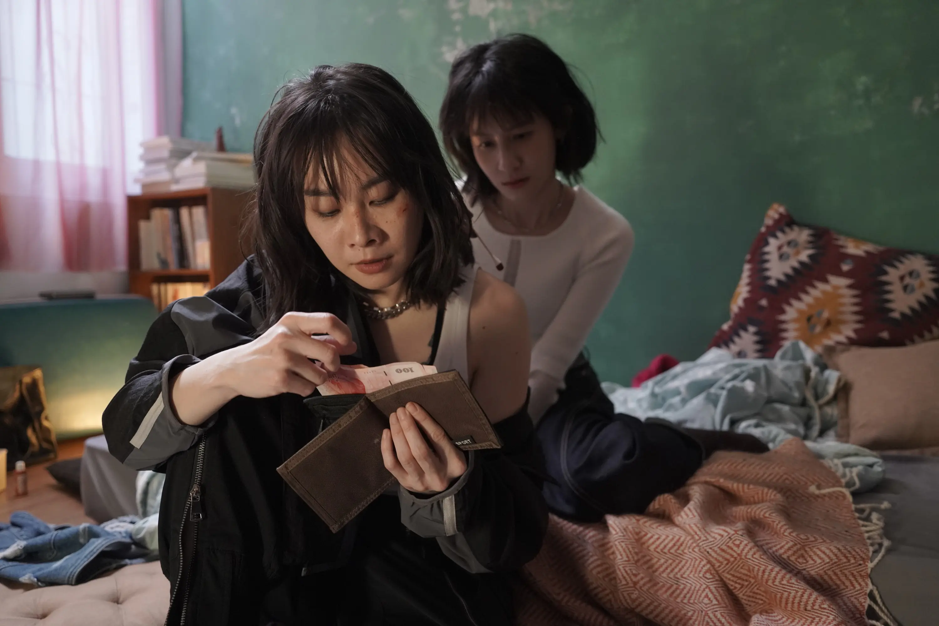 鄭宜農顛覆乖乖牌形象 變身動作片演員揪閨蜜連俞涵上演肉搏打架戲 鄭宜農顛覆乖乖牌形象 變身動作片演員揪閨蜜連俞涵上演肉搏打架戲