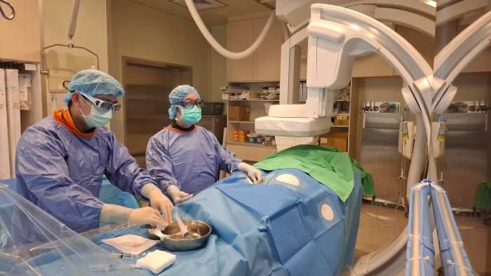 胸部鈍挫傷恐致主動脈破裂 醫:死亡率高達八成需及早診斷 6 《圖說》孟繁傑醫師施以「胸主動脈支架置放手術」。〈臺北醫院提供〉