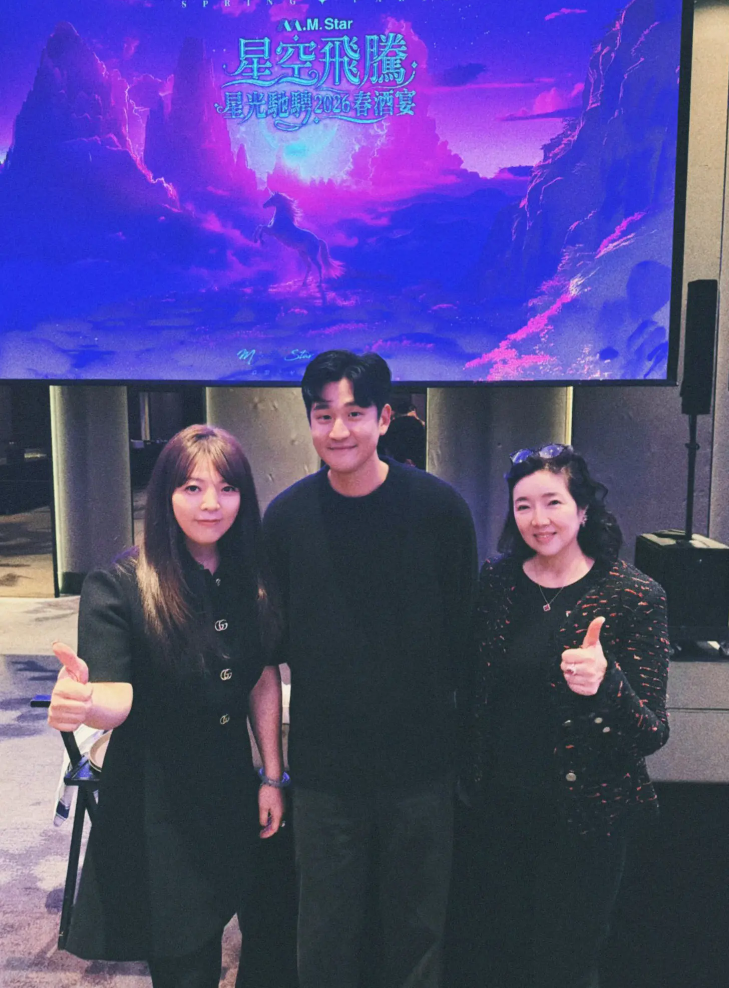 周興哲紅包雪片狂撒 猜拳拼獎金全場暴動 星空飛騰春酒嗨翻台北 周興哲紅包雪片狂撒 猜拳拼獎金全場暴動 星空飛騰春酒嗨翻台北