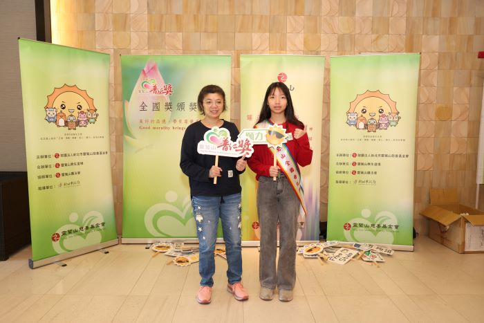 用生命寫希望照亮人生 普仁獎頒60小太陽 36 《圖說》新北市土城區清水高中附設國中9年級的戴婕瓴,與生病的媽媽一起出席全國普仁獎頒獎典禮。(靈鷲山佛教教團提供)