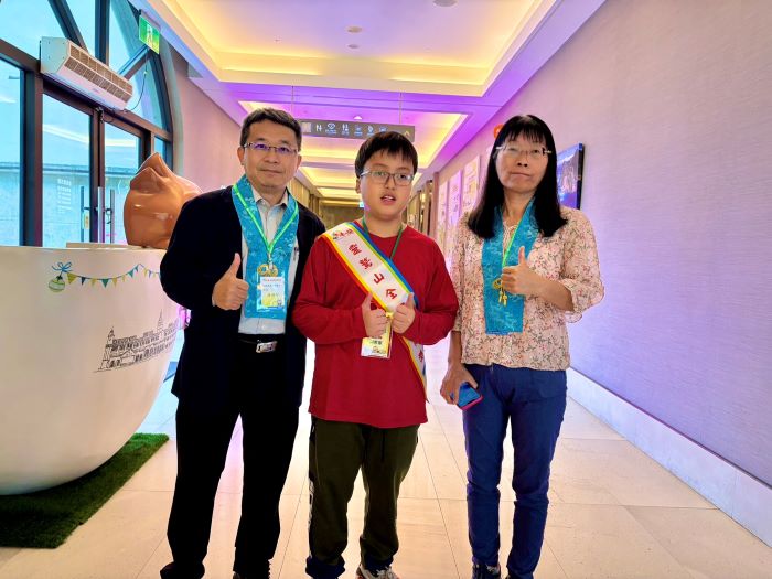 用生命寫希望照亮人生 普仁獎頒60小太陽 38 《圖說》台南市宅港國小的周君憲,與校長林維智、教導主任陳美惠合影。(靈鷲山佛教教團提供)