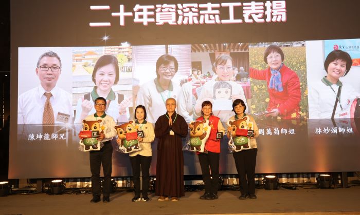 用生命寫希望照亮人生 普仁獎頒60小太陽 40 《圖說》靈鷲山法用法師贈送專屬的「五德公仔抱枕」給資深志工。(靈鷲山佛教教團提供)