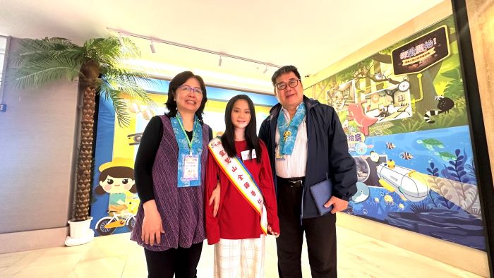 用生命寫希望照亮人生 普仁獎頒60小太陽 37 《圖說》桃園市百吉國小林菡萱,與校長王連進、導師陳春美分享得獎喜悅。(靈鷲山佛教教團提供)