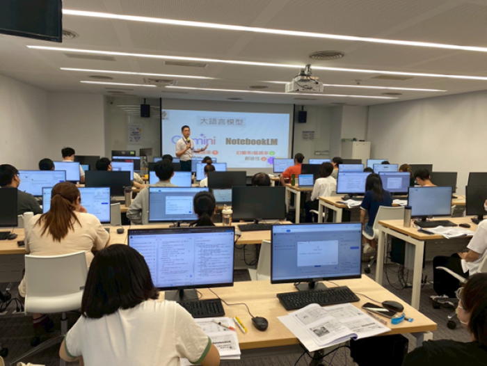 因應AI職場變局 新北「有課UKO」升級推百堂實體課 19 《圖說》2025年「AI神隊友上線:5款神器解鎖職場神操作!」課程畫面。〈青年局提供〉