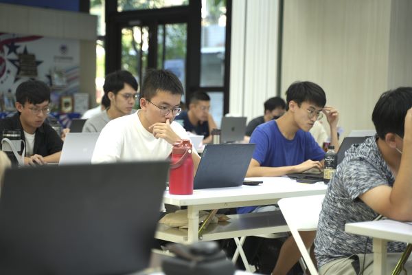 解析黃仁勳GTC演說 新北青年局同步推AI證照課 32 《圖說》新北青年局舉辦「NVIDIA官方認證AI課程」,課堂實際操作練習,強化人工智慧技術基礎與應用能力--圖為資料照片。〈青年局提供〉