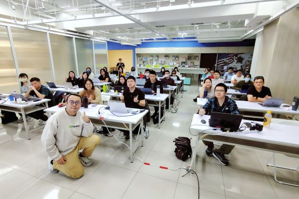 解析黃仁勳GTC演說 新北青年局同步推AI證照課 34 《圖說》新北青年局2025年開辦推出「NVIDIA官方認證AI課程」,已輔導上百位青年取得 NVIDIA DLI 官方電子證書--圖為資料照片。〈青年局提供〉