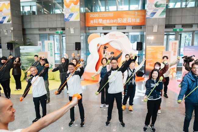 用科學成為配速員 萬金石馬拉松特展認識自己身體 7 《圖說》今日活動現場由曙光跑班光頭教練李翰暄帶領彈力帶互動體驗。〈體育局提供〉