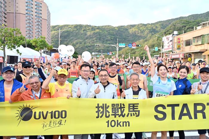 肯亞包辦〈萬金石〉男女冠軍 周庭印國內男子組三連霸 13 《圖說》侯友宜市長於起跑點與選手合影。〈體育局提供〉