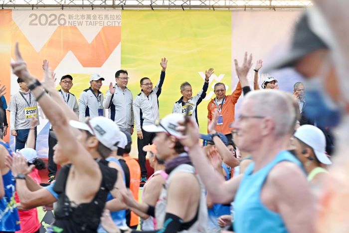 肯亞包辦〈萬金石〉男女冠軍 周庭印國內男子組三連霸 16 《圖說》侯友宜市長於起跑點歡送選手預祝奪佳績。〈體育局提供〉