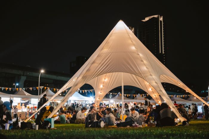 新北春紛節熱鬧開幕 精彩活動延燒至3/22晚上八點 12 《圖說》2026新北春紛節首日即吸引上萬名民眾帶著野餐墊進場。〈高灘處提供〉