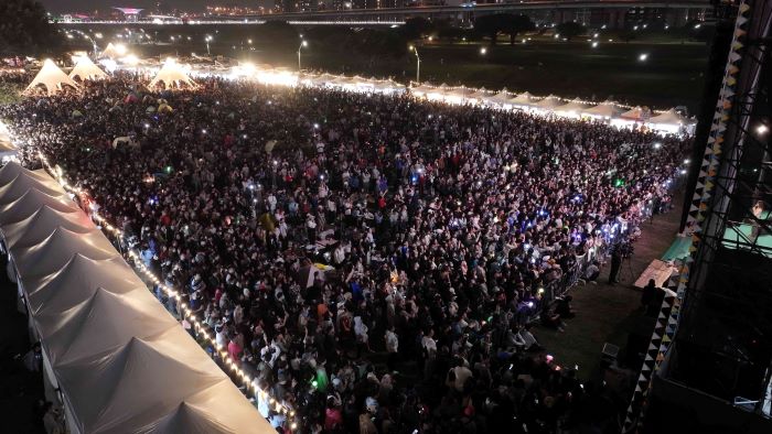 兩日64萬人次創新高 新北春紛節圓滿落幕相約明年見 14 《圖說》「告五人」壓軸登場引爆萬人大合唱。〈高灘處提供〉