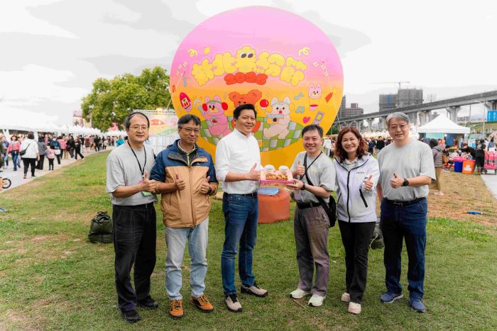 新北春紛節熱鬧開幕 精彩活動延燒至3/22晚上八點 7 《圖說》新北市副市長朱惕之〈左三 〉、高灘處長黃裕斌〈右三〉出席2026新北春紛節開幕首日活動。〈高灘處提供〉