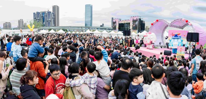 新北春紛節熱鬧開幕 精彩活動延燒至3/22晚上八點 8 《圖說》波力與安寶深受大朋友及小朋友喜愛。〈高灘處提供〉