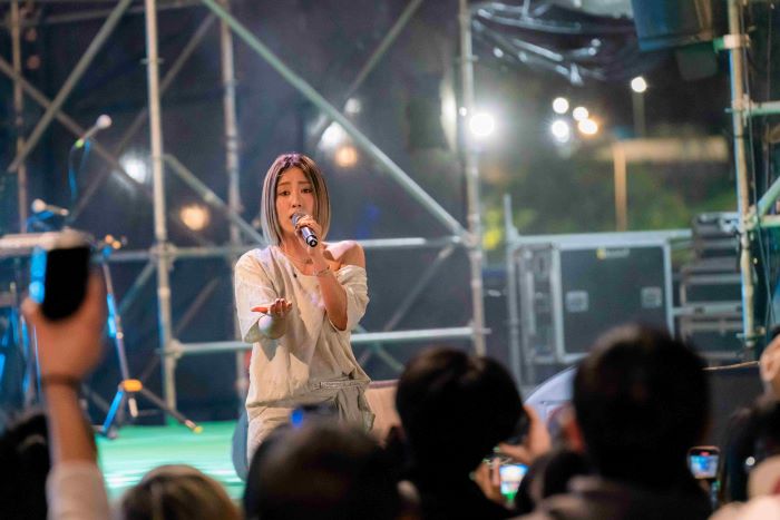 新北春紛節熱鬧開幕 精彩活動延燒至3/22晚上八點 11 《圖說》小男孩樂團主唱「米非」以極具渲染力的歌聲帶動全場氣氛。〈高灘處提供〉