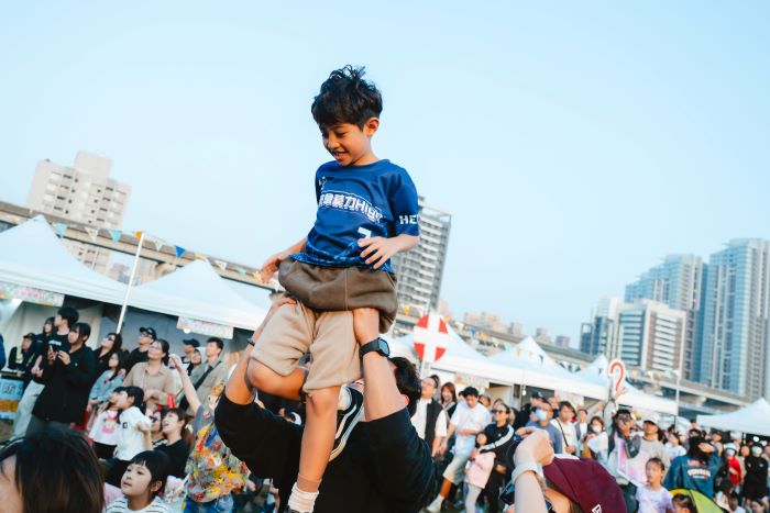 兩日64萬人次創新高 新北春紛節圓滿落幕相約明年見 15 《圖說》春紛節吸引民眾親子同樂。〈高灘處提供〉