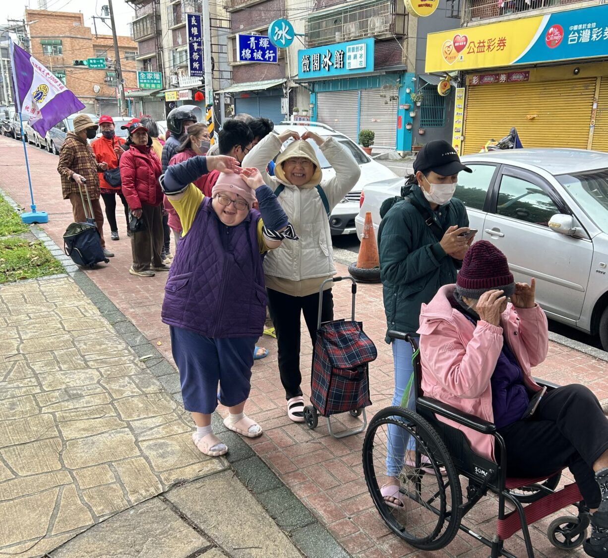 只要銅板價!黃崇真攜手獅子會辦高麗菜義賣做愛心 430箱半天就掃光 興仁里民身穿禦寒衣服,在活動還未開始前就大排長龍,最終約430箱、共計3000餘顆高麗菜僅用一個上午就全數售罄。(記者陳世軒攝)