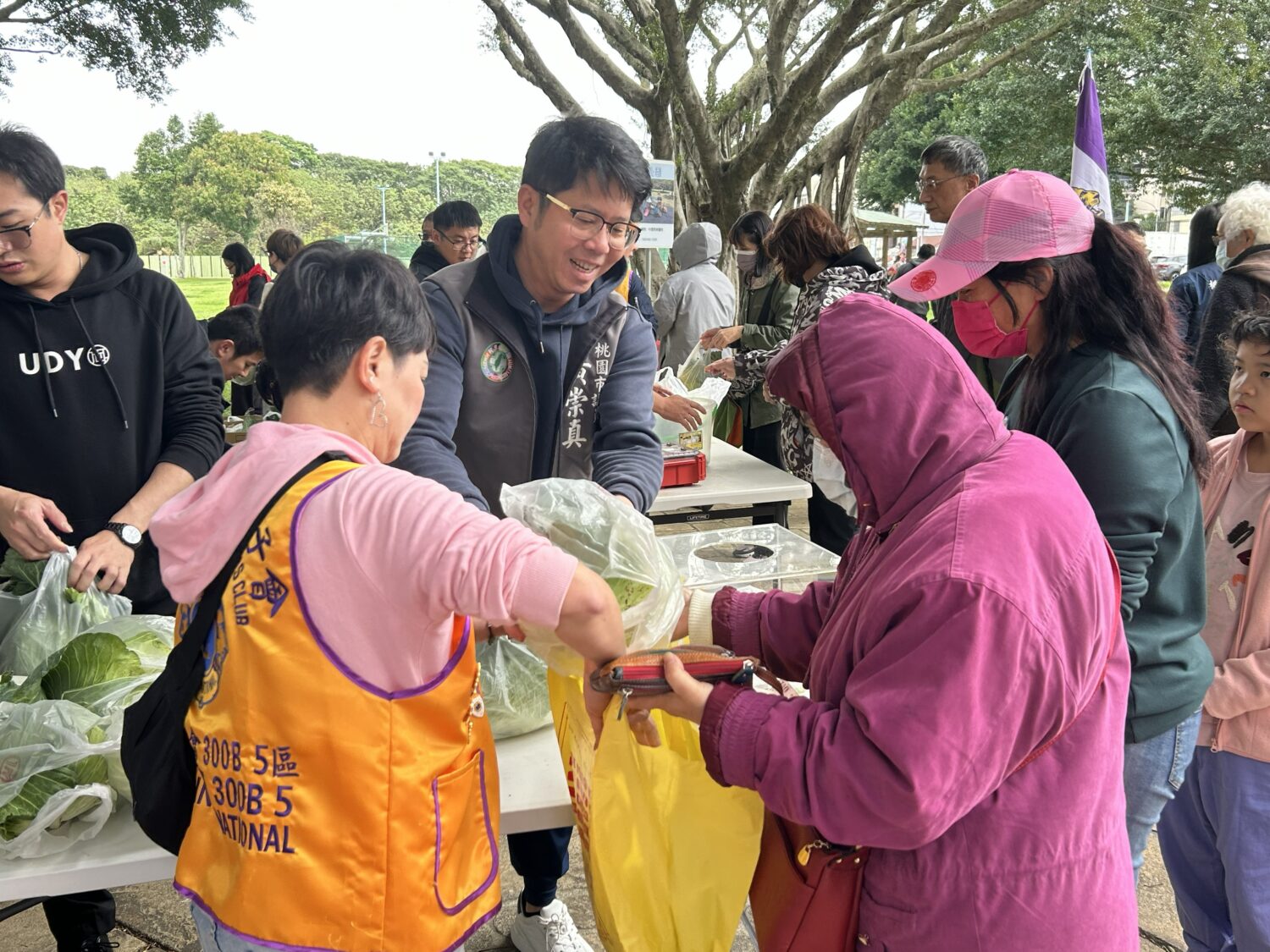 只要銅板價!黃崇真攜手獅子會辦高麗菜義賣做愛心 430箱半天就掃光 市議員黃崇真親自義賣高麗菜,他提到希望透過這次活動召集民眾購買高麗菜做愛心外,也能幫助農民解決滯銷問題。(記者陳世軒攝)