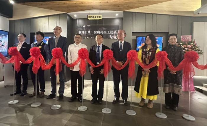 從餐桌到舞台 黎明技術學院打造產學合作新典範 17 《圖說》黃銘波主廚(中)、林明芳校長(右1)、林騰蛟次長(右2)、專欄作家費奇 有(右3)、花博天使生活美術館賴麗純館長(右4)、謝政達總幹事(左1)、洪恢駿理事長(左2)、蔣邦榆協理(左3)。〈黎明技術學院提供〉