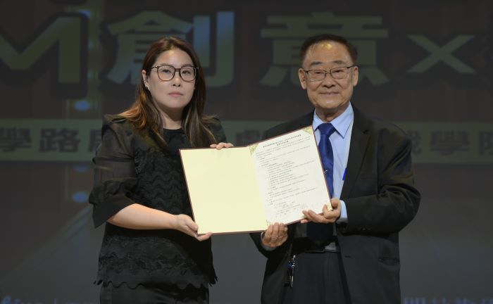 從餐桌到舞台 黎明技術學院打造產學合作新典範 19 《圖說》黎明技術學院校長林明芳與AM創意執行長林奕君簽訂產學合作備忘錄。〈黎明技術學院提供〉