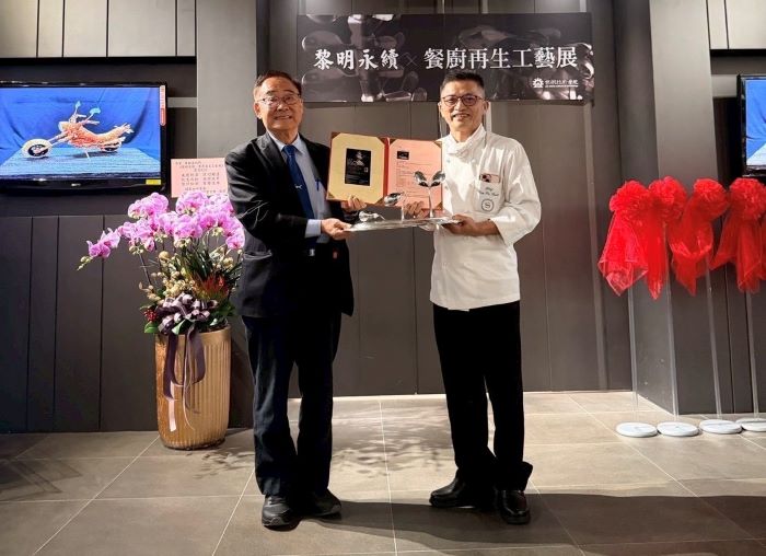 從餐桌到舞台 黎明技術學院打造產學合作新典範 18 《圖說》黃銘波主廚致贈作品予林明芳校長。〈黎明技術學院提供〉