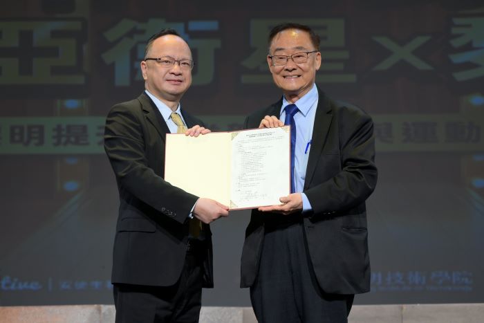 從餐桌到舞台 黎明技術學院打造產學合作新典範 20 《圖說》黎明技術學院校長林明芳與台亞衛星通訊總經理郭育鈞簽訂產學合作備忘錄。〈黎明技術學院提供〉