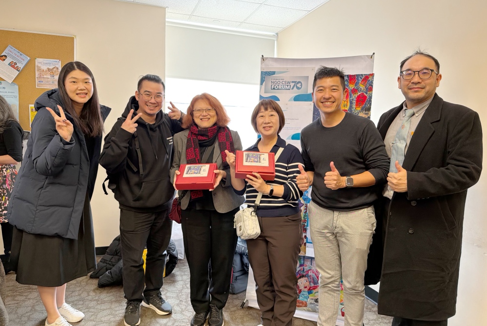 全球視野下的平權對話:樹仁基金會與彩虹村家園於聯合國CSW70展現藝術賦權力量 25 01本會結合身障藝術家畫作與台灣名產設計的「藝術鳳梨酥禮盒」致贈與會貴賓