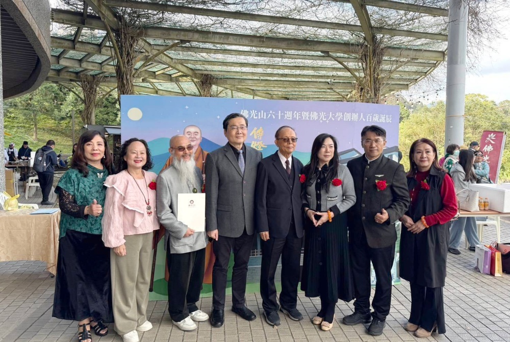 美股ACMB攜佛光大學設ESG創業基金 加速推動AI生技創新與永續人才培育 20 01美股ACMB攜佛光大學設ESG創業基金ESG捐贈儀式 1