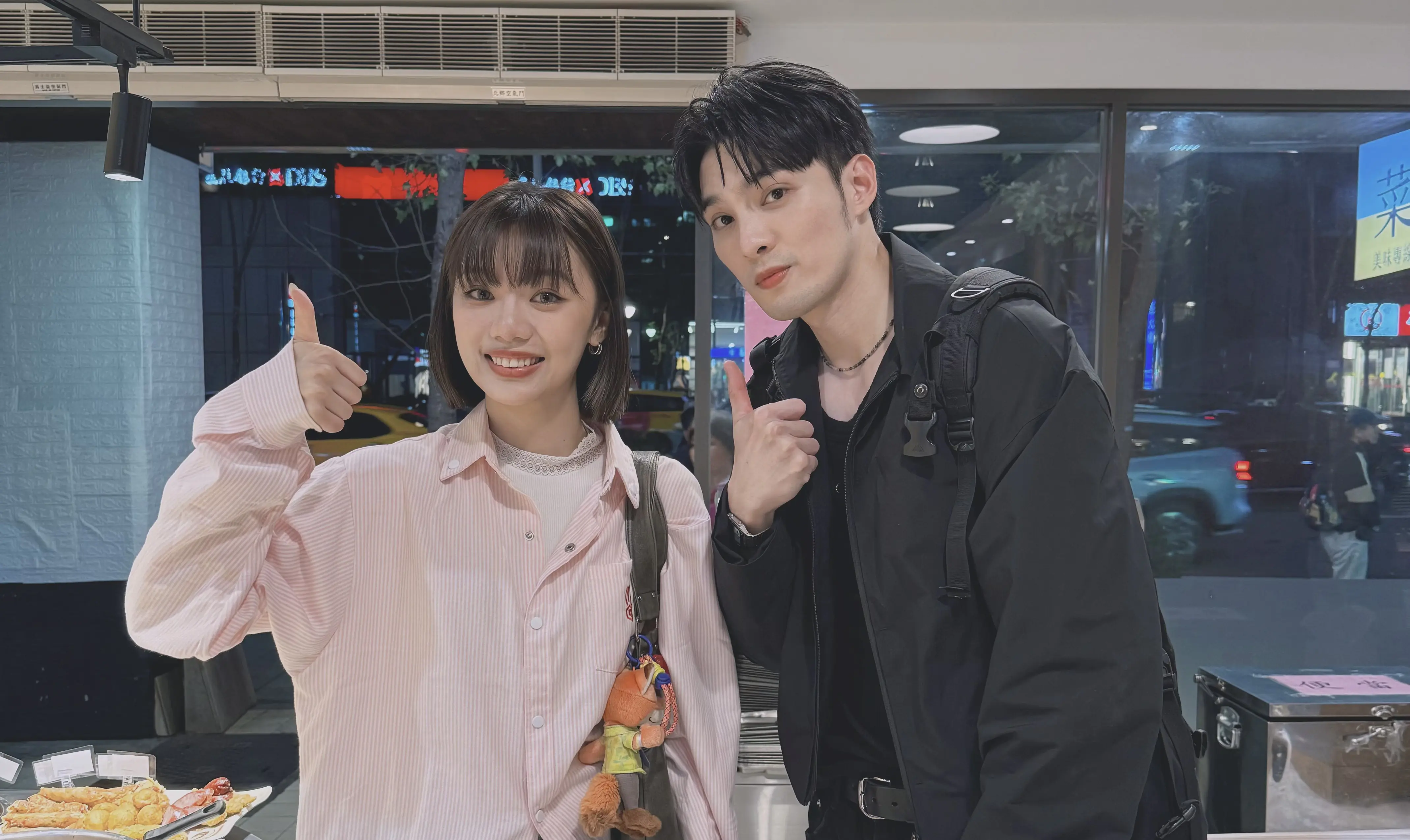 木木(林葦妮)挑戰廚房內場 熱油噴濺狂躲 黃偉晉煎雞腿排 竟然沒熟 木木(林葦妮)挑戰廚房內場 熱油噴濺狂躲 黃偉晉煎雞腿排 竟然沒熟