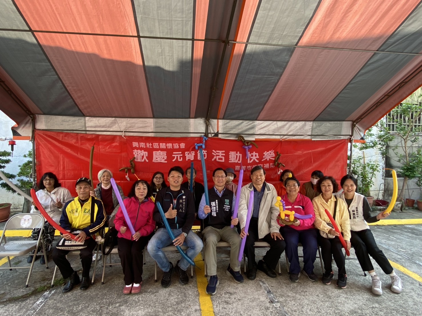 嘉義市長選戰升溫!張啓楷行程滿檔暖身民調 東區聯合服務處婦女節揭牌 張啓楷上午出席興南社區發展協會舉辦的歡慶元宵節競歌活動。(記者 包克明攝)