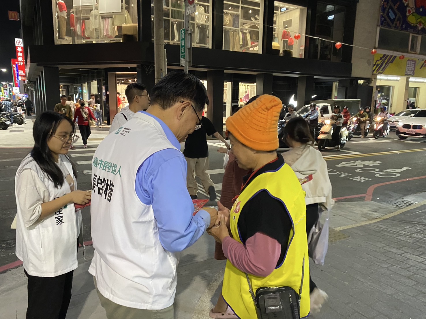 嘉義市長選戰升溫!張啓楷行程滿檔暖身民調 東區聯合服務處婦女節揭牌 張啓楷表示,文化才是偉大城市發展的基石,他的工作團隊已經規畫好了一系列推動市政改革的新構想。(記者 包克明攝)